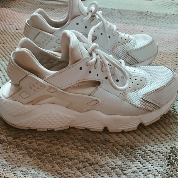 Women’s Nike Air Haurache - Picture 2 of 4